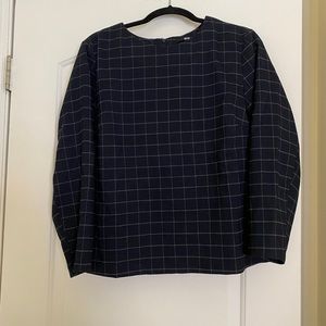 Uniqlo navy with lines top